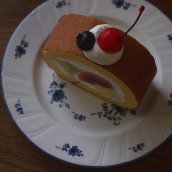 季節のフルーツロールケーキ