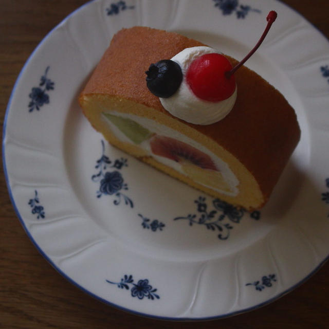 季節のフルーツロールケーキ