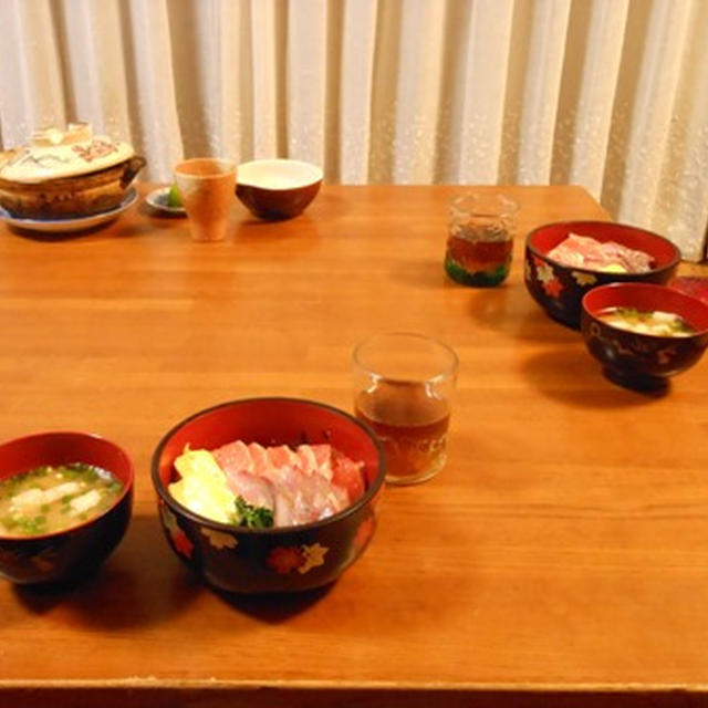 １０月２６日の夕飯　***　海鮮丼　と　カワハギちり鍋　***