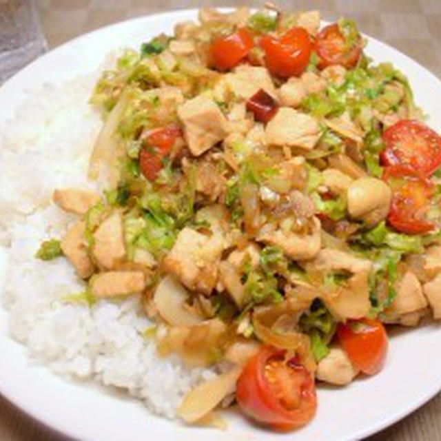 鶏胸肉とキャベツを炒めてオンザライス