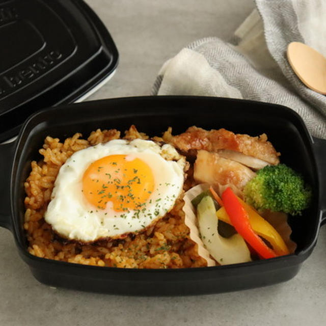 最近の中学生弁当（ライスバーガーやドライカレーなど）