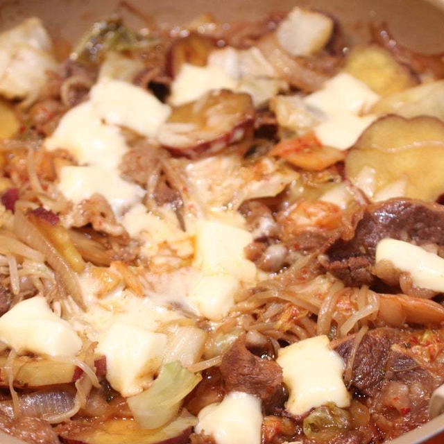 今夜はワンパンおかずで簡単に(o^^o)冷蔵庫にある物でチーズキムチカルビ炒め