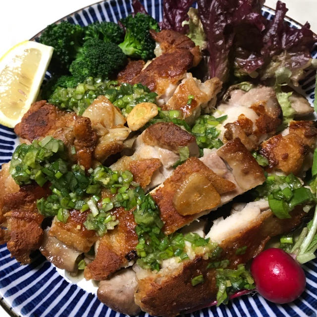 鶏皮パリパリのソテー、ネギソースかけ
