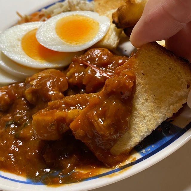 パン耳で食べるチキン&ゴーヤの赤いカレー