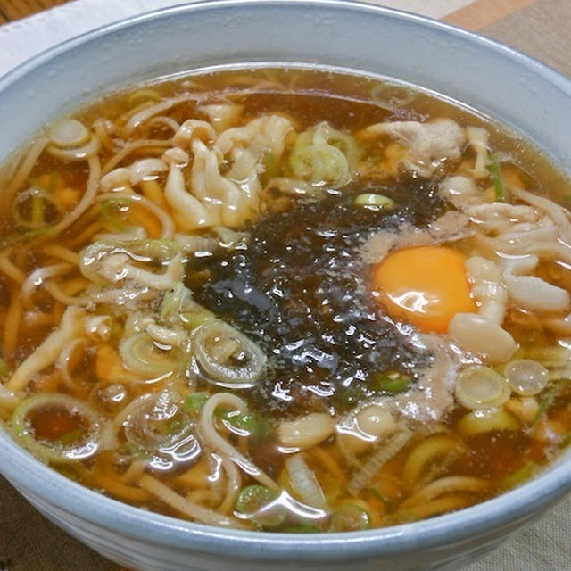 風邪予防！たっぷりネギに、きのこともずくの肉そば、卵付き〜。