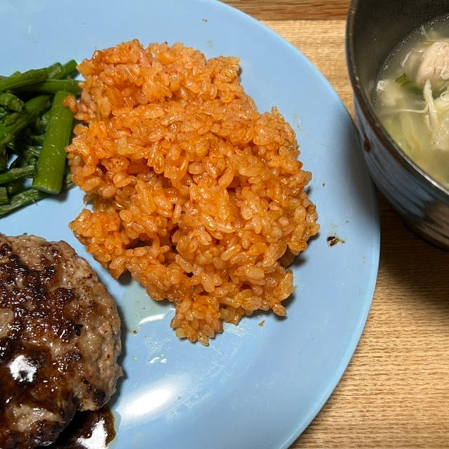 トマトジュースでトマトライス　牛肉の旨味たっぷり！神戸湊川市場のほだかビーフの120円ハンバーグ