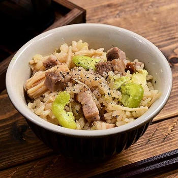 まずいはずがない「そら豆とチャーシューのガッツリ釜飯」