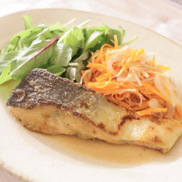 お酢でさっぱり。　旬の生秋鮭と野菜のビネガーソテー　【レシピブログ】