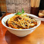 旨辛ネギチャーシュー麺にワンタン2個をトッピングして手もみ平打ち麺変更で啜る