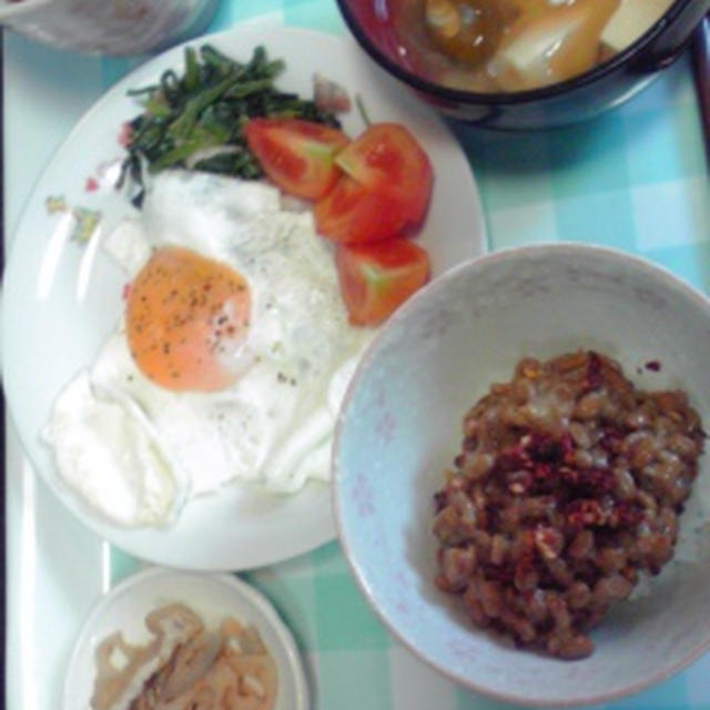 朝ご飯、ドライトマト振り掛け入り納豆、ほうれん草とベーコン炒めとか♪