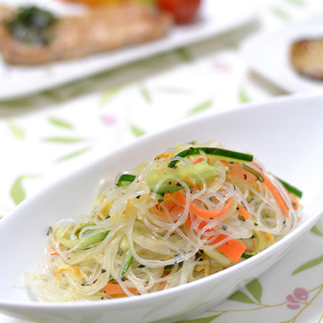 子どもも食べれるお気に入りエスニックサラダと課題の晩ご飯。