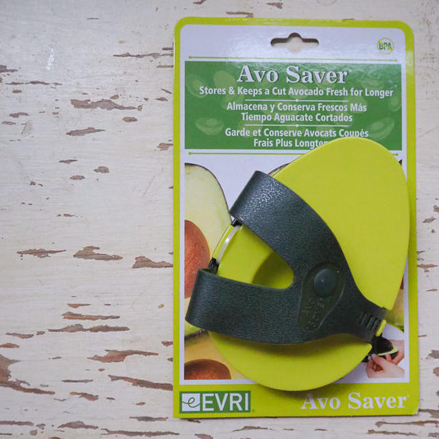 半分に切ったアボカドを保存するためのツール、《Avo Saver（アボ・セーバー》
