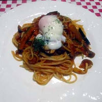 秋の味覚の温玉のっけミートスパゲティ