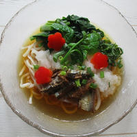 特売で50円！つるむらさきとシソの葉でササっと栄養満点な冷たい麺ランチ♡秋刀魚かば焼き缶使用♪