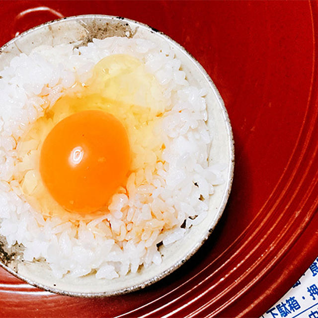 段ボール箱の上で卵かけご飯