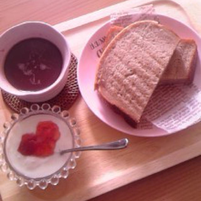 黒豆パンでピンクな朝ごはん♪