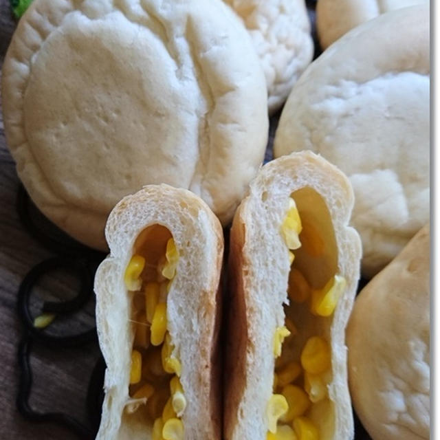 予定変更のトウモロコシ押し焼き白パンと仁王立ちで麦茶を飲む姫(笑)