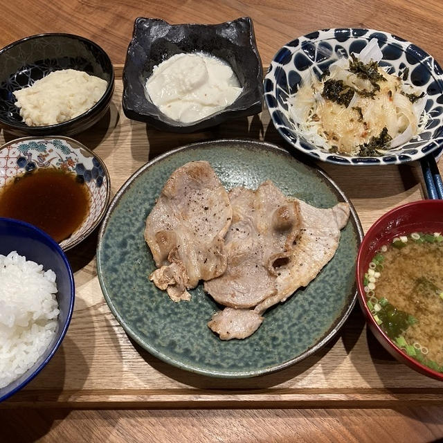 【献立】豚肉の塩胡椒焼き、ポテトサラダ、手作り豆腐、キャベツと大根とあおさのサラダ、ワカメのお味噌汁