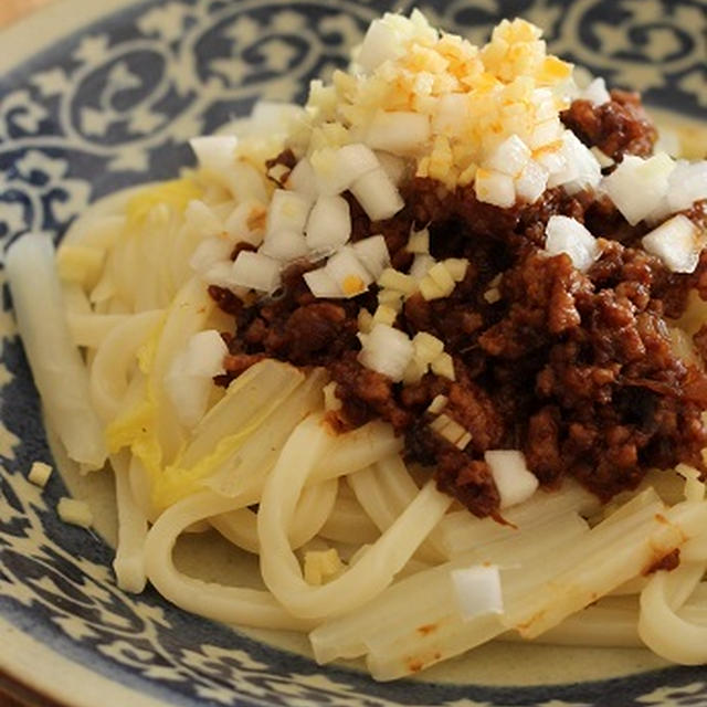 生姜と新玉ねぎたっぷりな肉味噌うどん