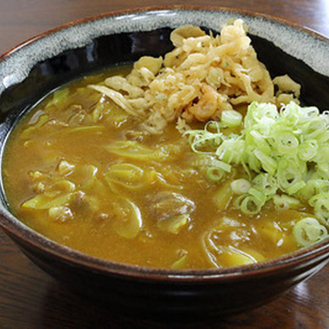 カレーうどんとカクテル写真