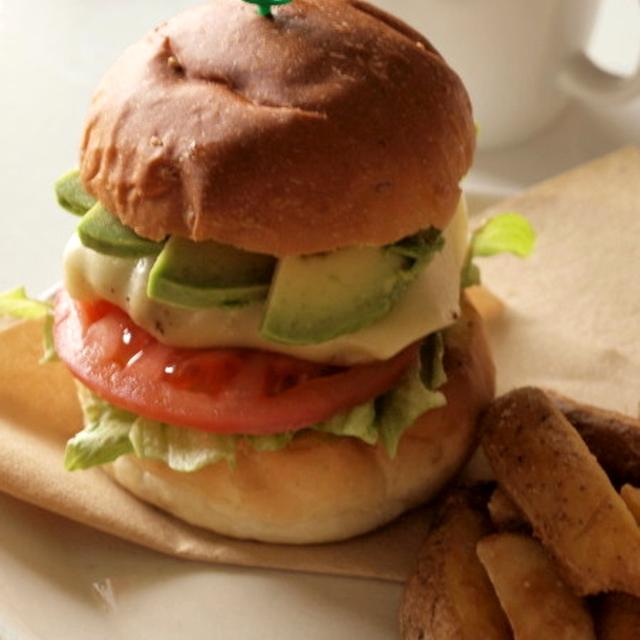 最近話題のリッチバーガー風で、アボカドバーガー、と追記。