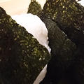 西尾・山善糟谷海苔店の海苔と、あきたこまちと塩でシンプルな塩むすびを。