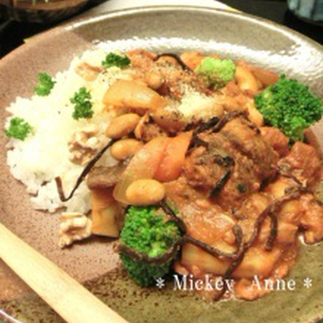 鯖味噌煮缶と大豆の水煮缶を使った和のカレー。