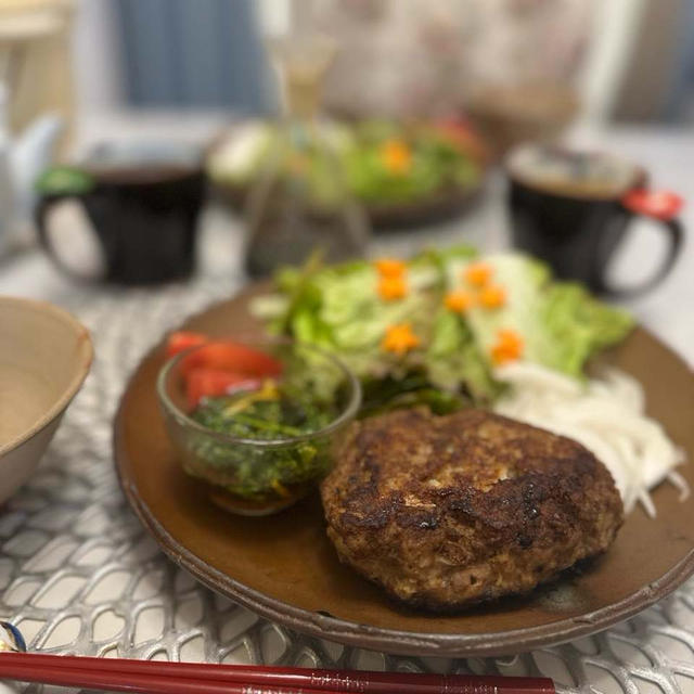 ハンバーグ✨パクチー✨レモン✨パセリ✨ソース✨で✨お家ごはん✨
