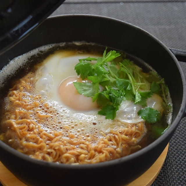 ストウブで更においしいチキンラーメンを作ってみる。