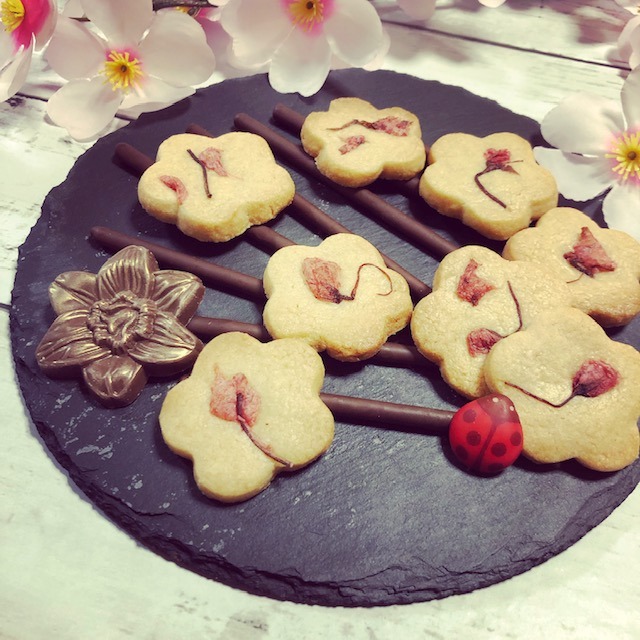 桜の塩漬け☆クッキー作り