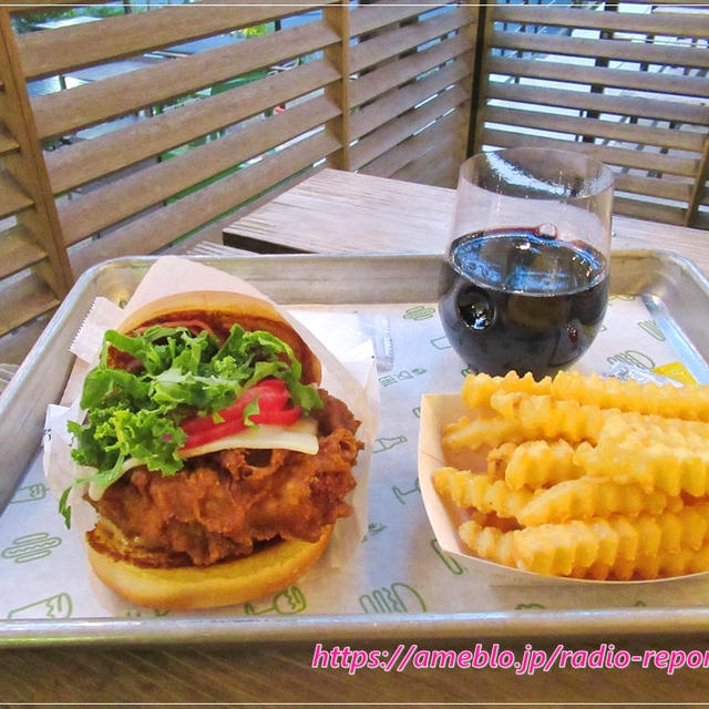 Shake Shack（シェイクシャック）のクリスマス限定バーガー「クランベリーチキン」外苑前店