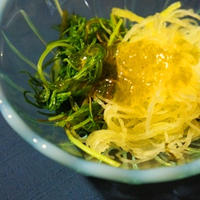 そうめんかぼちゃとおかひじきのポン酢ジュレ、鰹瞬間燻製のジュレがけとワインのマリアージュ