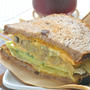 簡単時短の朝ベジ！野菜たっぷりオムレツでボリューミィなシリアルブレッドのトーストサンド。