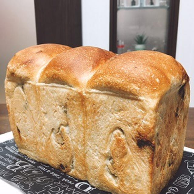 ずっしり重いレーズン食パン！