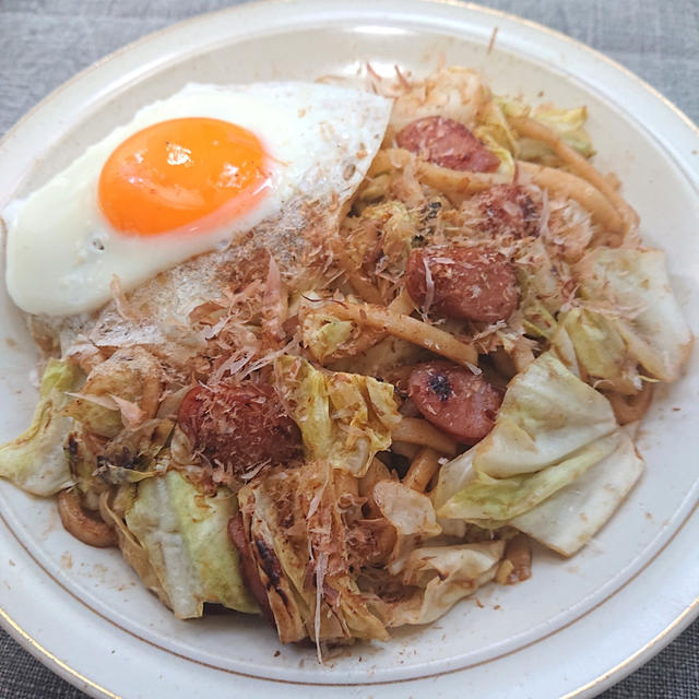 春キャベツたっぷりとウインナーの焼きうどんに目玉焼きのせ