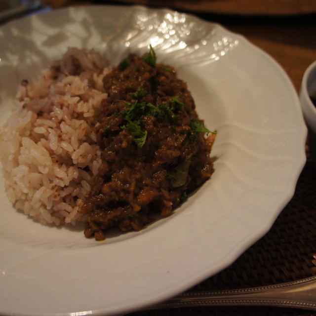 今夜はお野菜たっぷりキーマカレー。 ひじきとお豆のサラダ。
