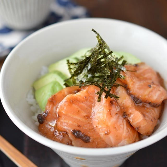 簡単・美人丼♡「プルーン醤油だれでアボカドサーモン漬け丼」～美肌＆アンチエイジングに◎