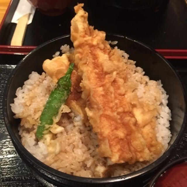 【穴守稲荷】 食通ゆたか　羽田沖でとれた江戸前の穴子や地魚の天ぷら　和食　昼の天重は９８０円