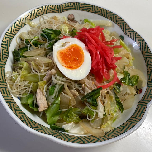 今日の昼ごはんは、焼きビーフン