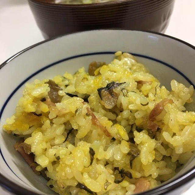 一人の朝ご飯 高菜炒飯と味噌汁で……