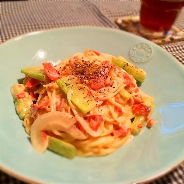 サーモンとブロッコシーの芯のクリームソースパスタ