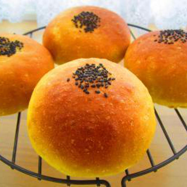 かぼちゃあんぱん♪ｶﾎﾞﾁｬのお花編みﾊﾟﾝでﾀﾏｺﾞ焼きｻﾝﾄﾞ♪