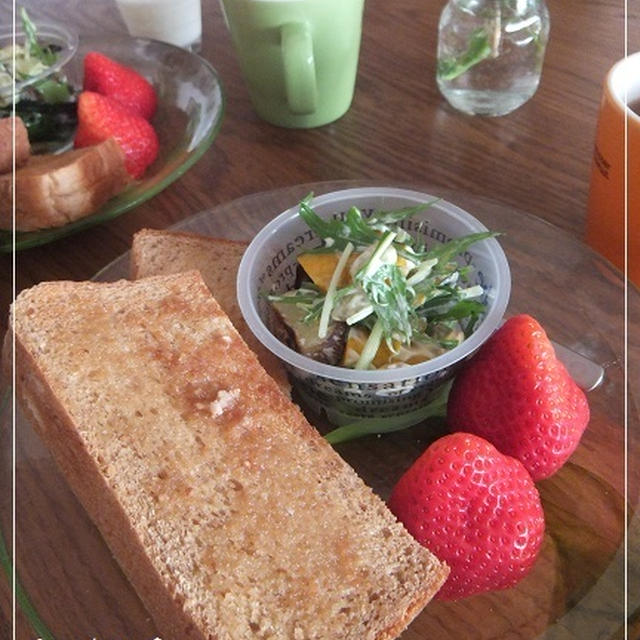 今朝の朝ごはん☆水菜サラダといちごの朝～
