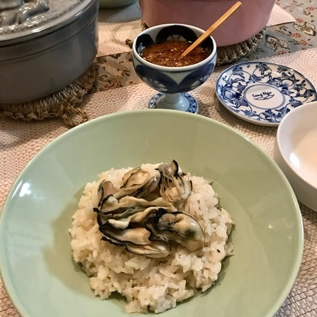 おだしで炊いてまろやかだれで食べる「牡蠣の炊き込みごはん」。