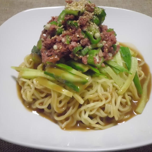 今日の冷麺ﾄｯﾋﾟﾝｸﾞ　オクラとコンビーフのゴマ酢和え