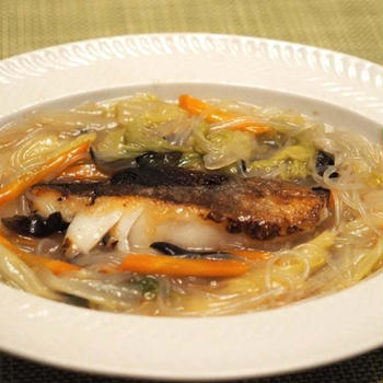 鱈の野菜餡かけとピーマンの肉詰め