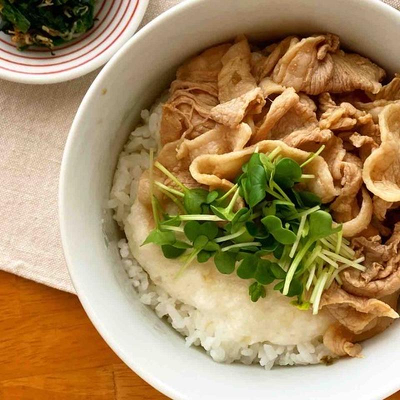 ＊ずぼら飯＊超簡単＊柔らかくする技あり＊豚こまととろろのわさび醤油丼＊