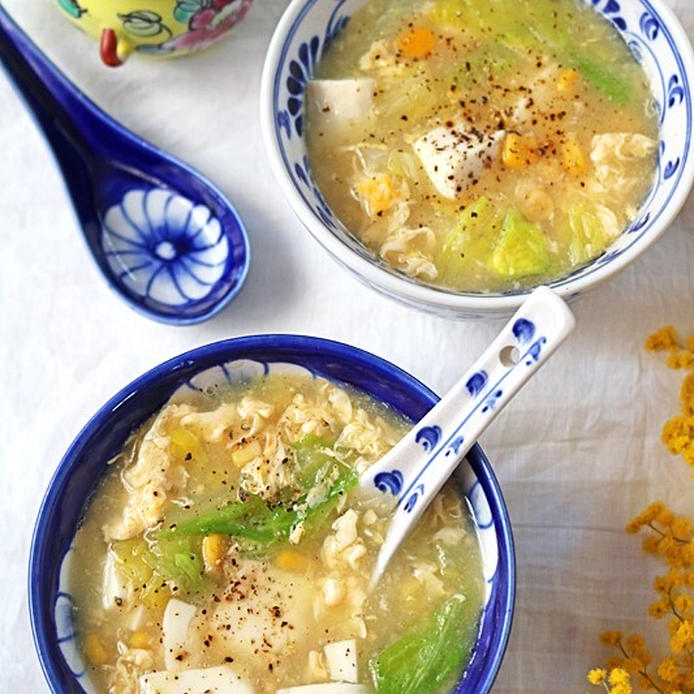 スープ皿に卵と白菜と豆腐の中華風コーンスープが盛りつけてある