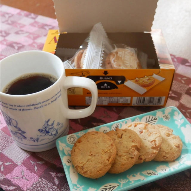 今日のおやつは森永のアーモンドクッキー