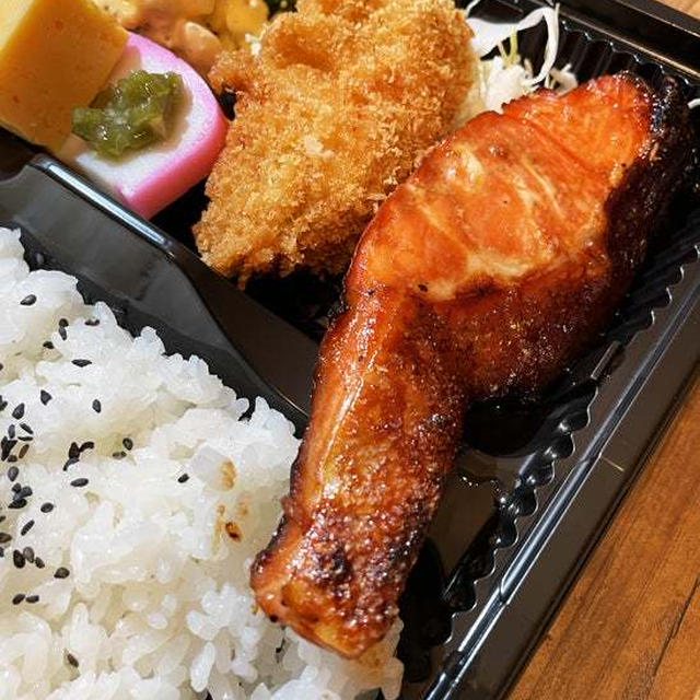 サーモンの照り焼きと白身魚フライ弁当 〜noboru 魚武商店〜